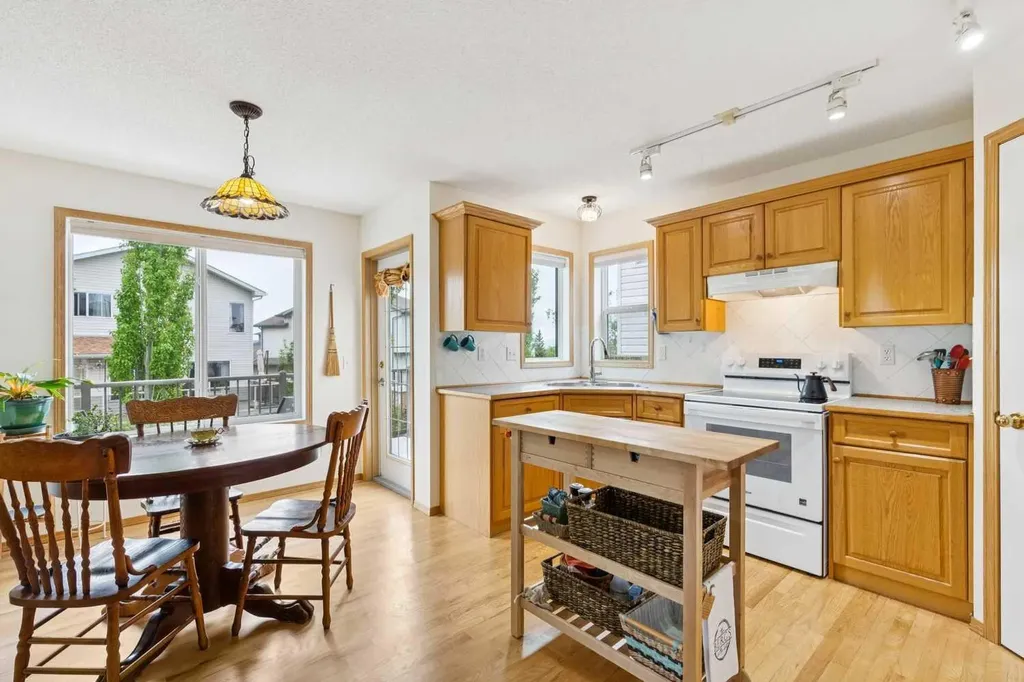 23 Tuscarora Close NW Calgary AB T3L 2B7