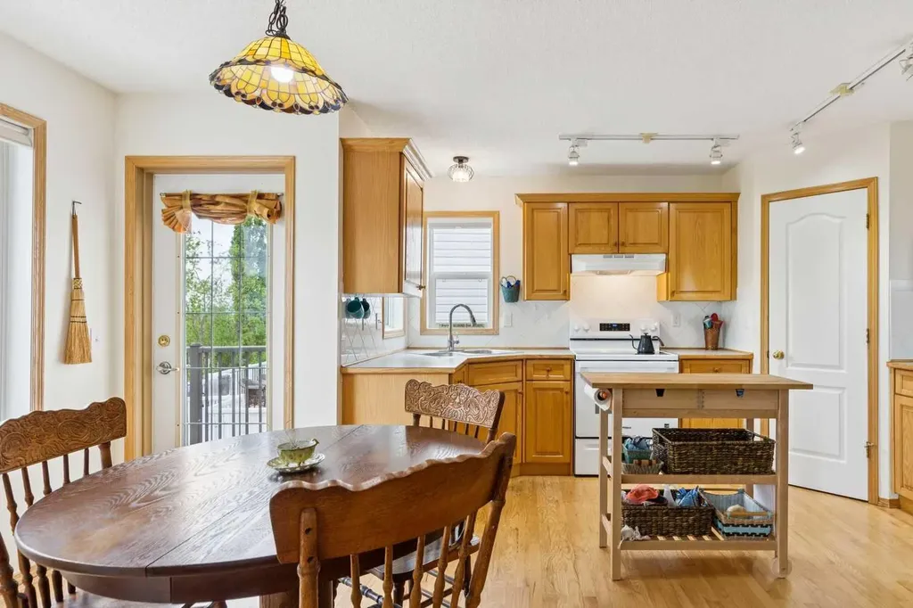 23 Tuscarora Close NW Calgary AB T3L 2B7