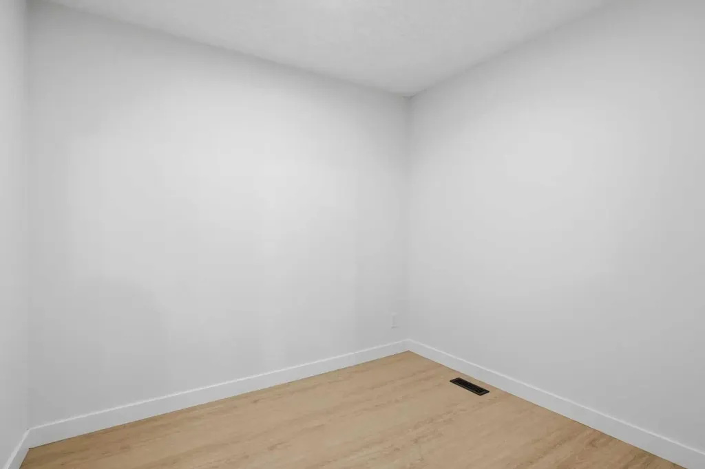 5404 10 Avenue SE Calgary AB T2A 5G4