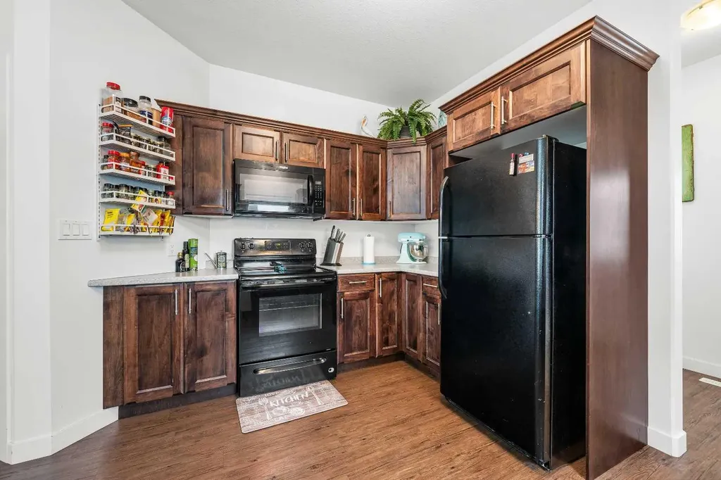 6015 18 Street Lloydminster AB T9V 3P5