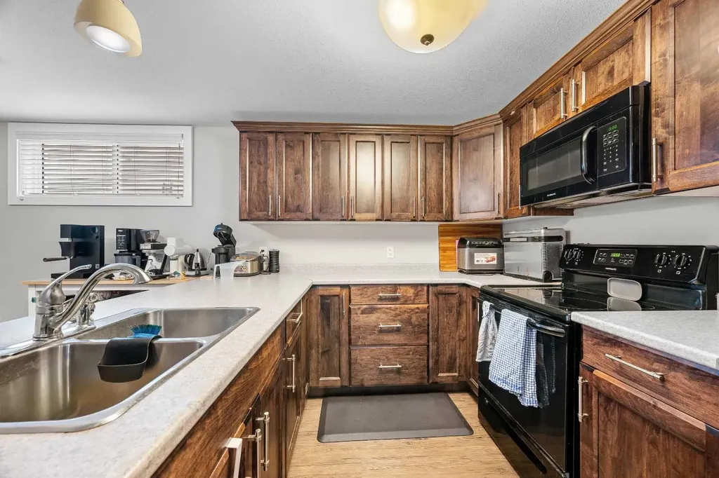 6015 18 Street Lloydminster AB T9V 3P5