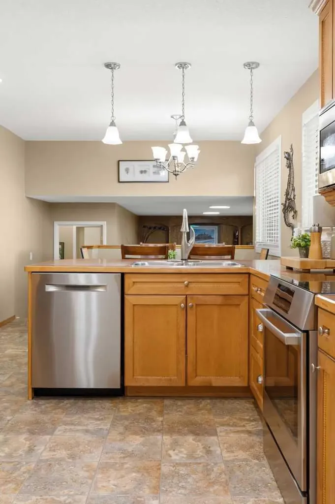37 Cooper Road SE Medicine Hat AB T1B1K3