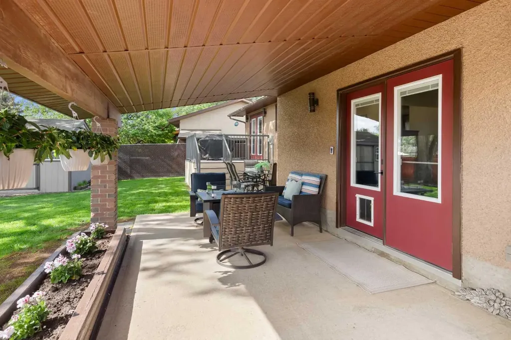 37 Cooper Road SE Medicine Hat AB T1B1K3