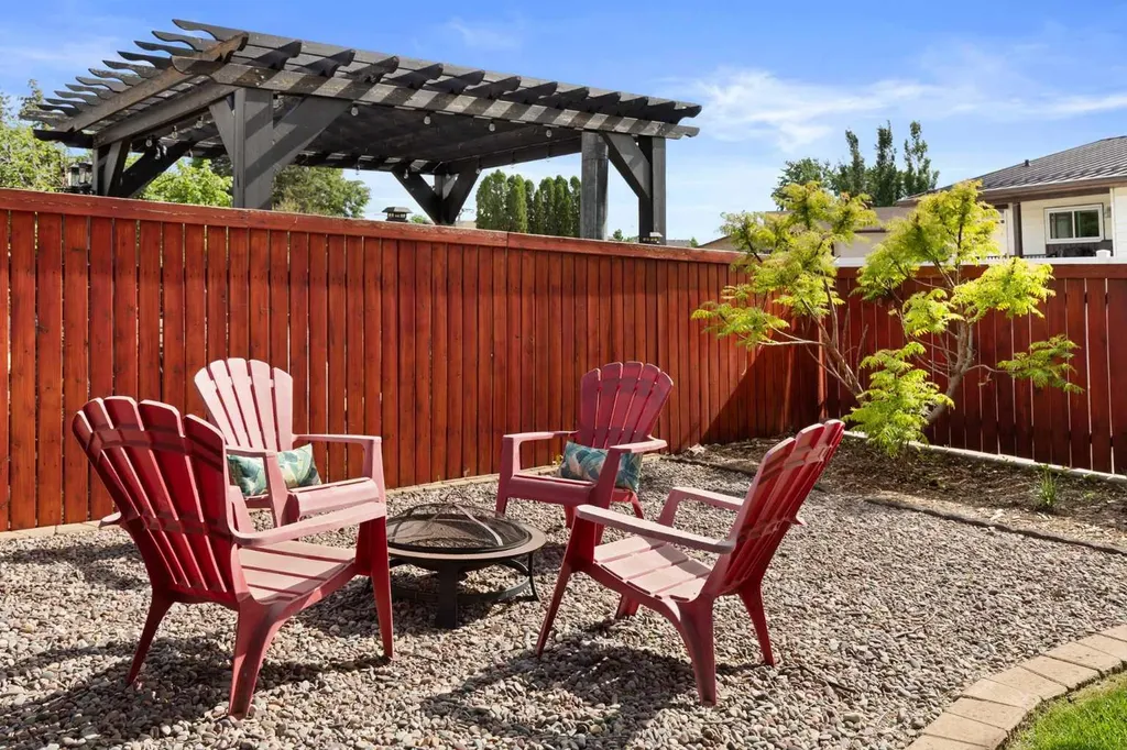 37 Cooper Road SE Medicine Hat AB T1B1K3