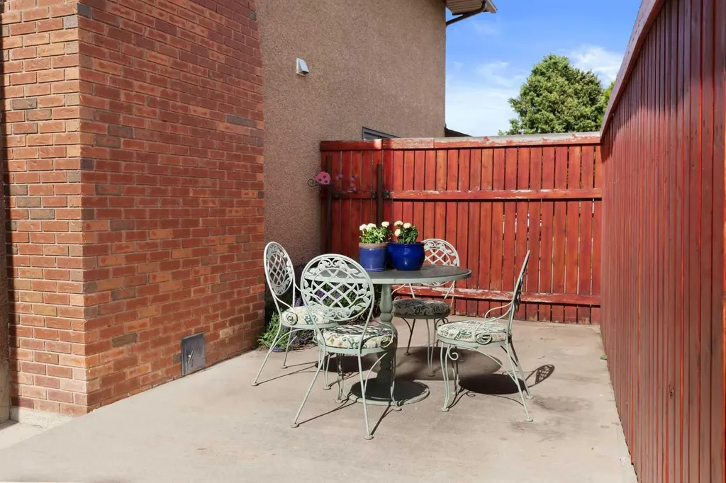 37 Cooper Road SE Medicine Hat AB T1B1K3