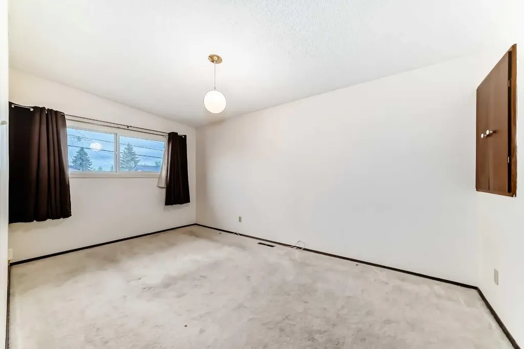 2224A 34 Street SW Calgary AB T3E 2W3