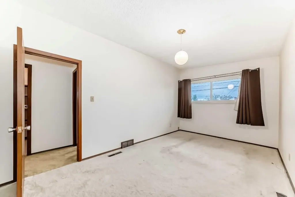 2224A 34 Street SW Calgary AB T3E 2W3