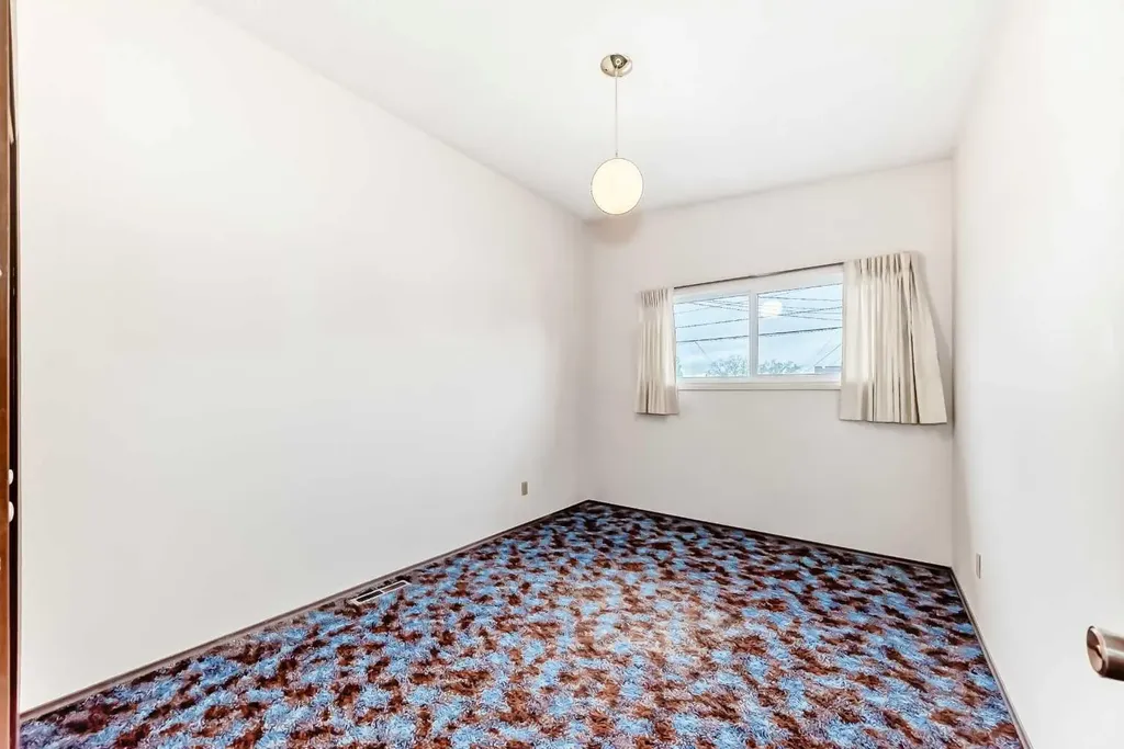 2224A 34 Street SW Calgary AB T3E 2W3