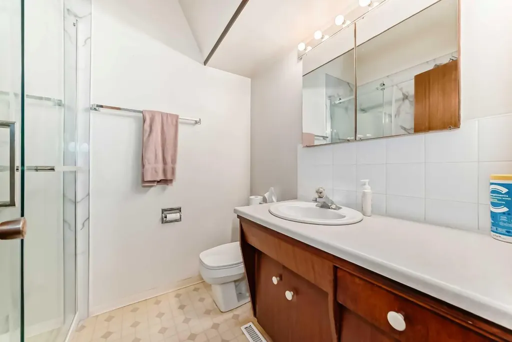 2224A 34 Street SW Calgary AB T3E 2W3