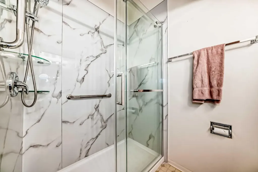 2224A 34 Street SW Calgary AB T3E 2W3