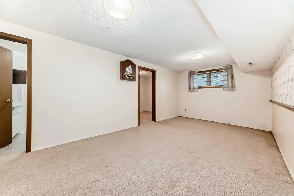 2224A 34 Street SW Calgary AB T3E 2W3