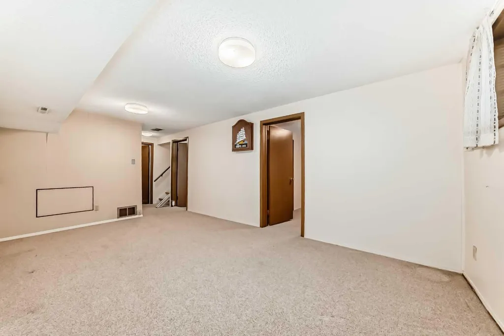 2224A 34 Street SW Calgary AB T3E 2W3