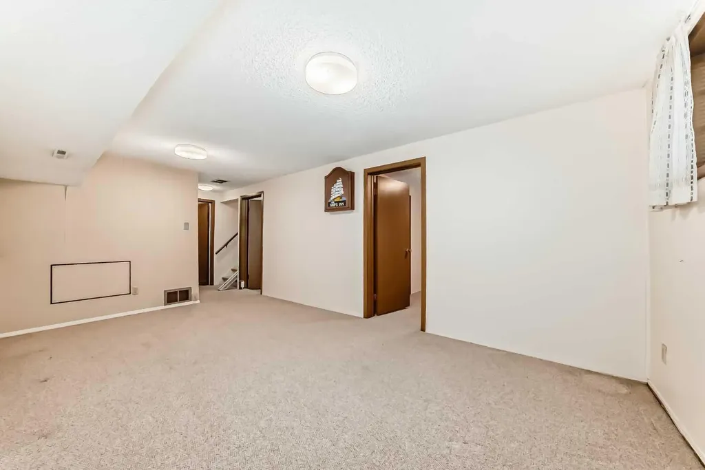 2224A 34 Street SW Calgary AB T3E 2W3