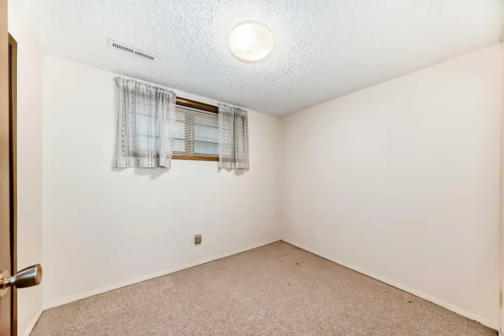 2224A 34 Street SW Calgary AB T3E 2W3