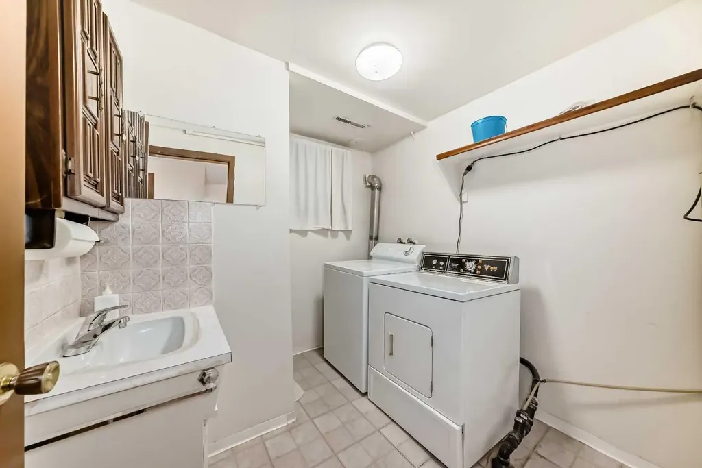 2224A 34 Street SW Calgary AB T3E 2W3