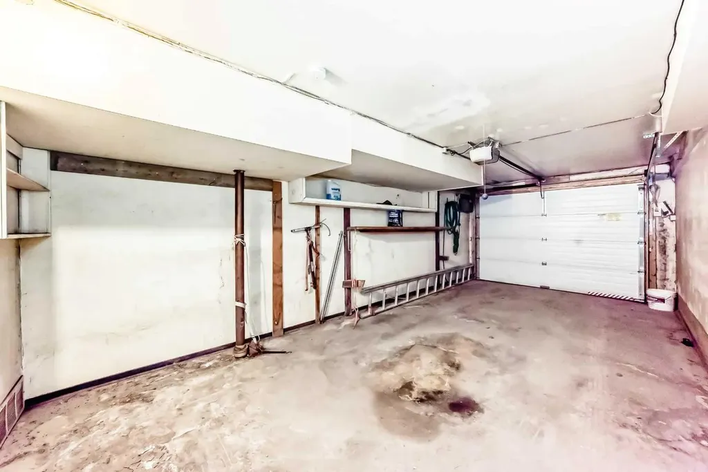 2224A 34 Street SW Calgary AB T3E 2W3