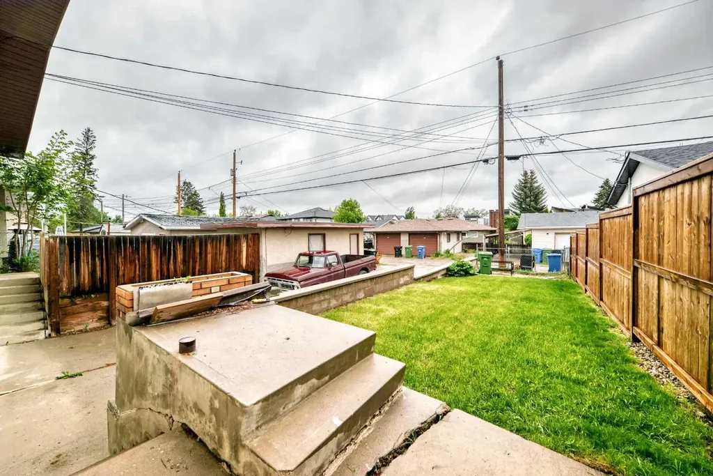 2224A 34 Street SW Calgary AB T3E 2W3