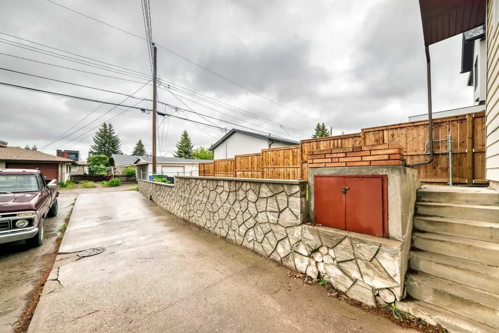 2224A 34 Street SW Calgary AB T3E 2W3