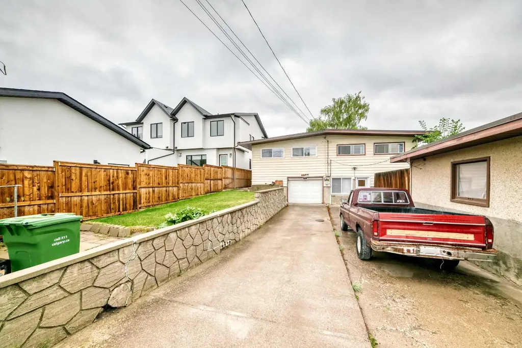2224A 34 Street SW Calgary AB T3E 2W3