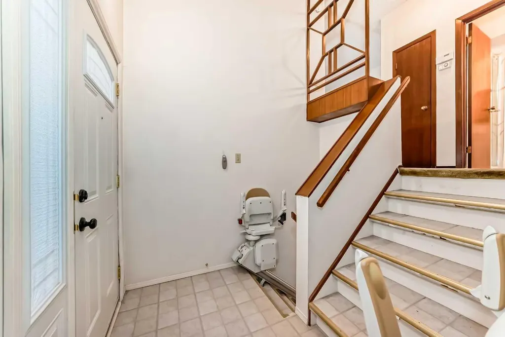 2224A 34 Street SW Calgary AB T3E 2W3