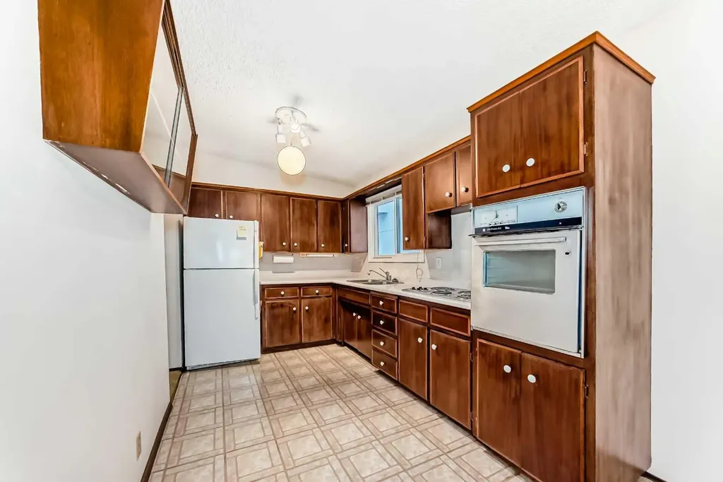 2224A 34 Street SW Calgary AB T3E 2W3