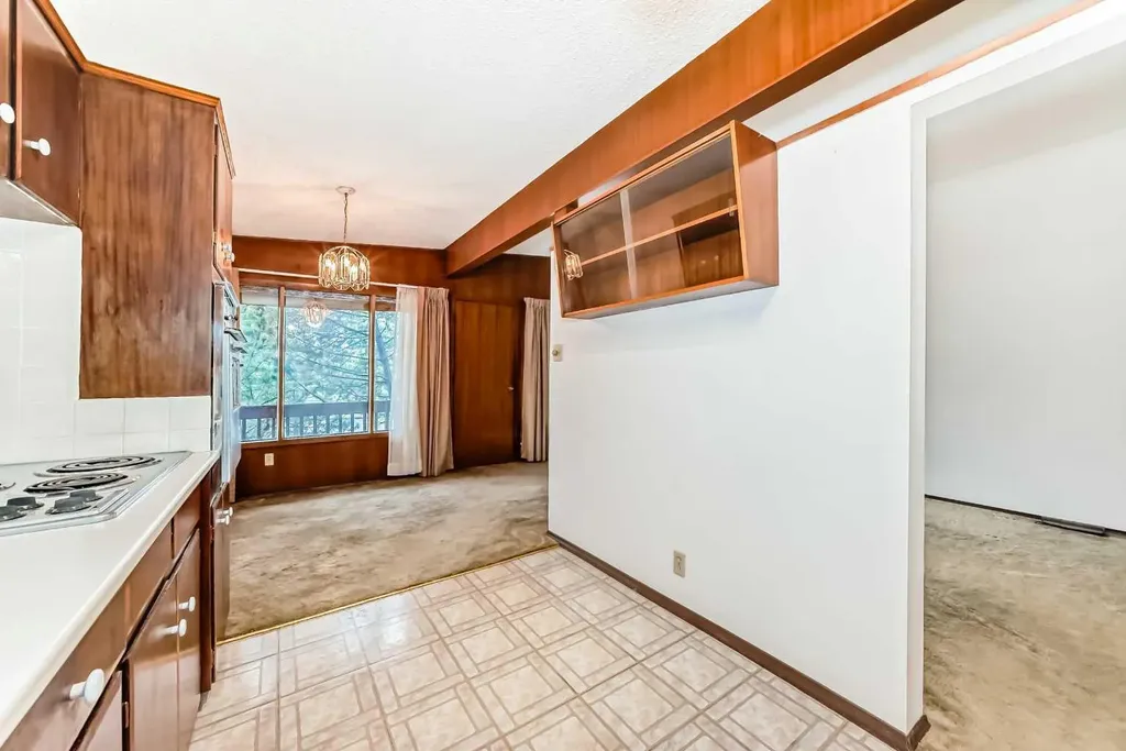 2224A 34 Street SW Calgary AB T3E 2W3