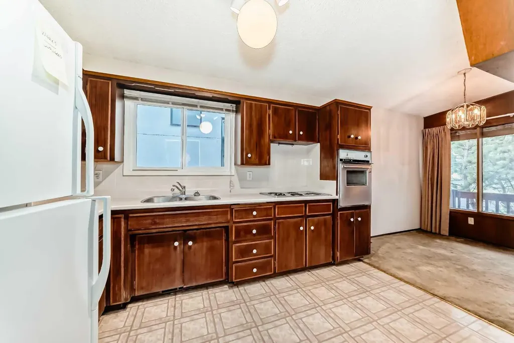 2224A 34 Street SW Calgary AB T3E 2W3
