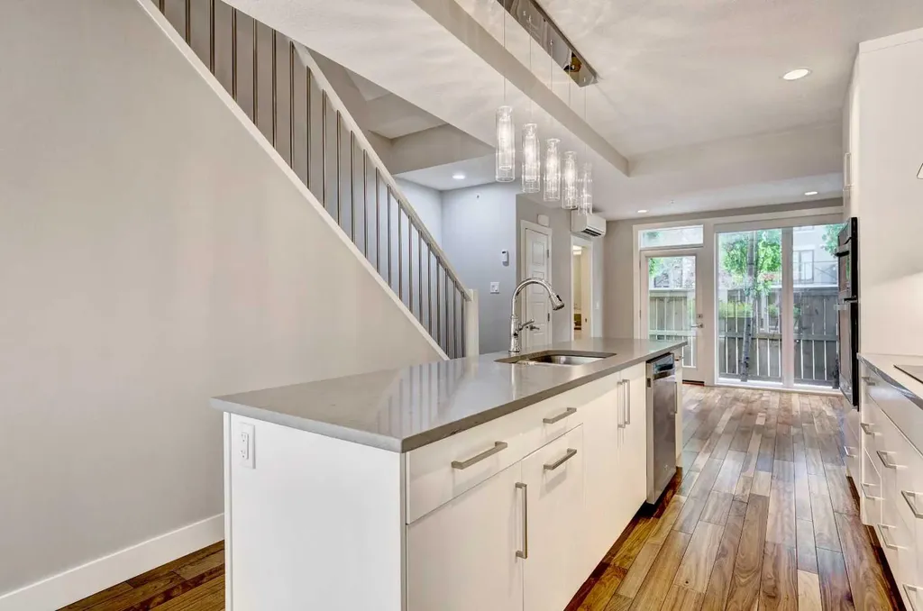2717 17 Street SW Calgary AB T2T 4N4