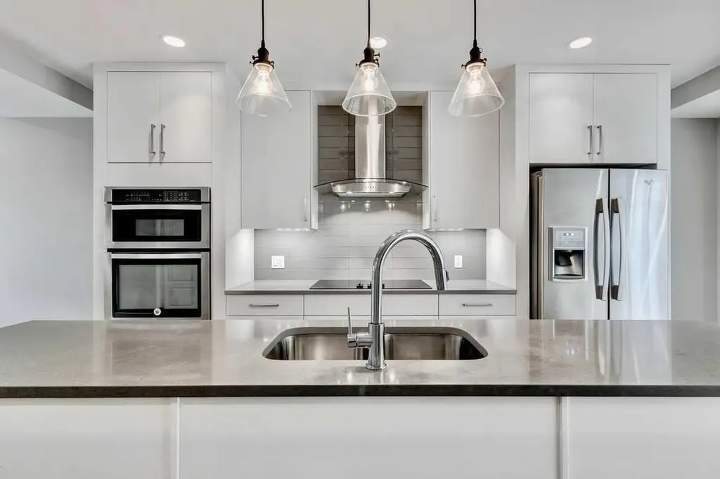 2717 17 Street SW Calgary AB T2T 4N4
