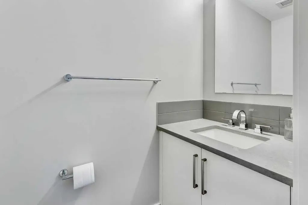 2717 17 Street SW Calgary AB T2T 4N4