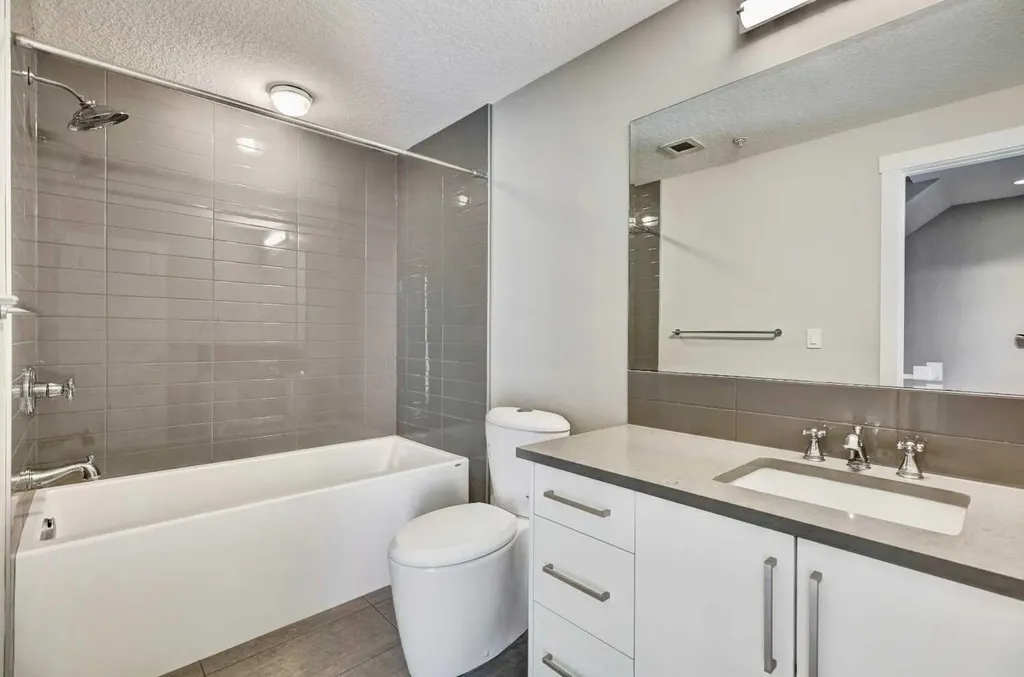 2717 17 Street SW Calgary AB T2T 4N4