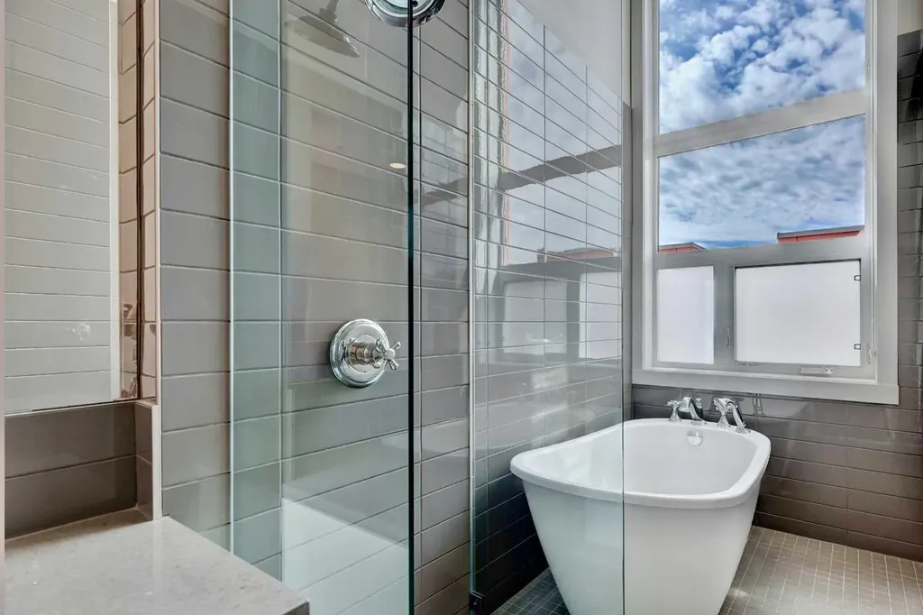 2717 17 Street SW Calgary AB T2T 4N4