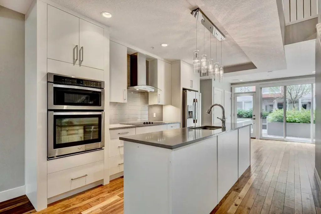 2717 17 Street SW Calgary AB T2T 4N4