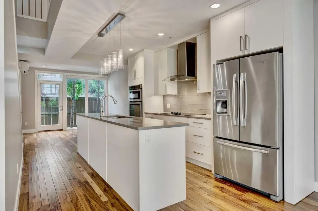 2717 17 Street SW Calgary AB T2T 4N4