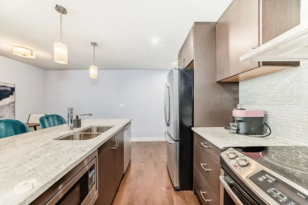 303 13 Avenue SW Calgary AB T2R 0Y9
