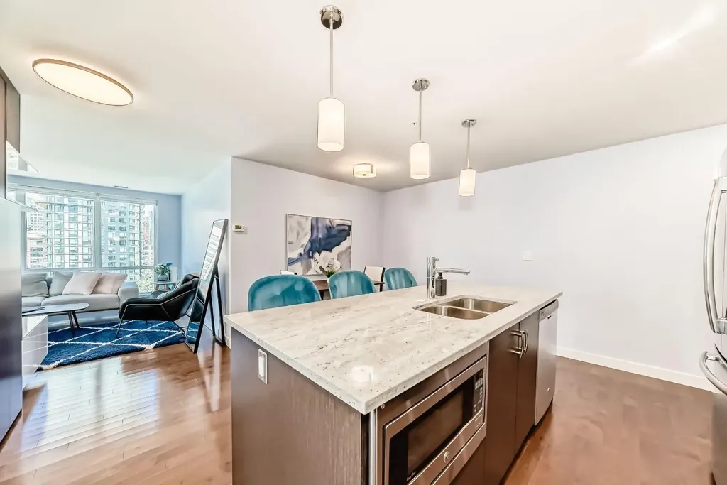 303 13 Avenue SW Calgary AB T2R 0Y9