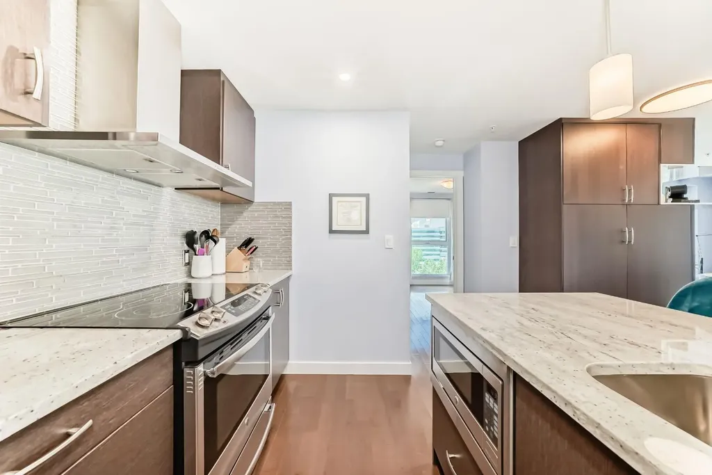 303 13 Avenue SW Calgary AB T2R 0Y9