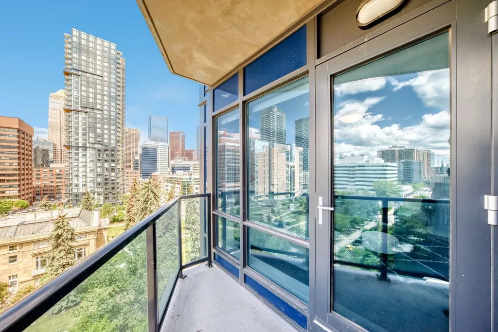 303 13 Avenue SW Calgary AB T2R 0Y9