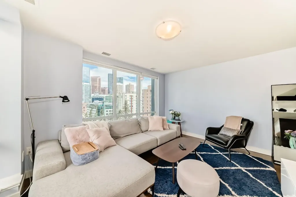 303 13 Avenue SW Calgary AB T2R 0Y9