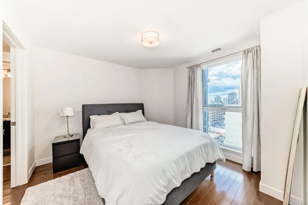 303 13 Avenue SW Calgary AB T2R 0Y9
