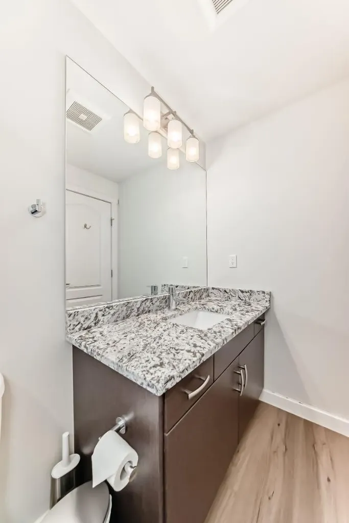 303 13 Avenue SW Calgary AB T2R 0Y9