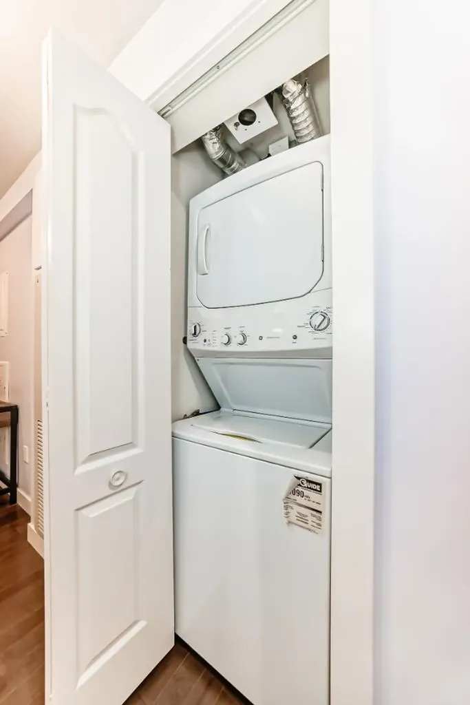 303 13 Avenue SW Calgary AB T2R 0Y9