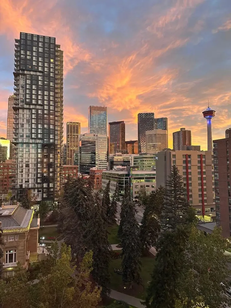 303 13 Avenue SW Calgary AB T2R 0Y9