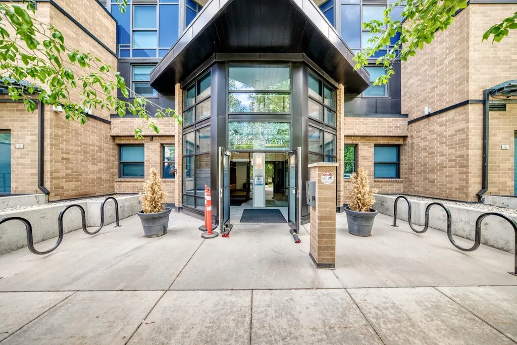 303 13 Avenue SW Calgary AB T2R 0Y9