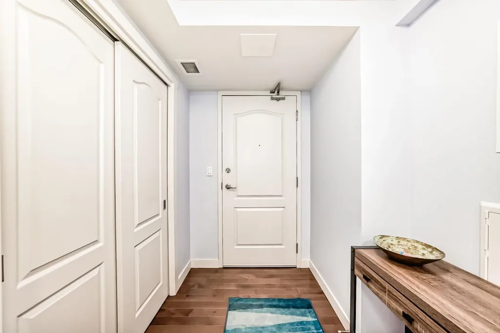 303 13 Avenue SW Calgary AB T2R 0Y9