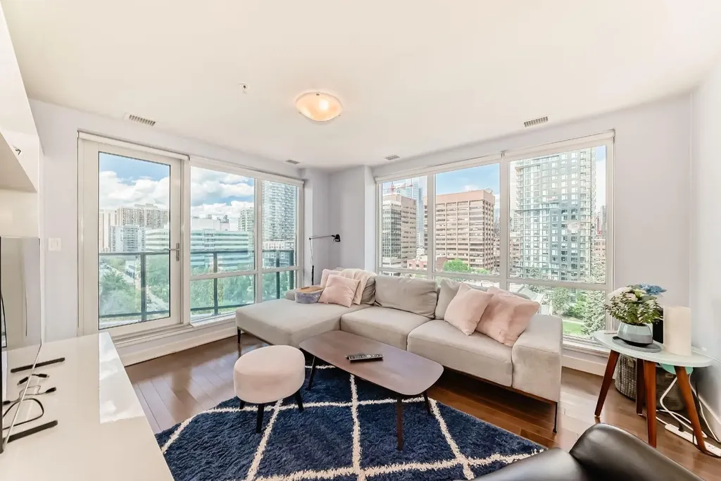 303 13 Avenue SW Calgary AB T2R 0Y9