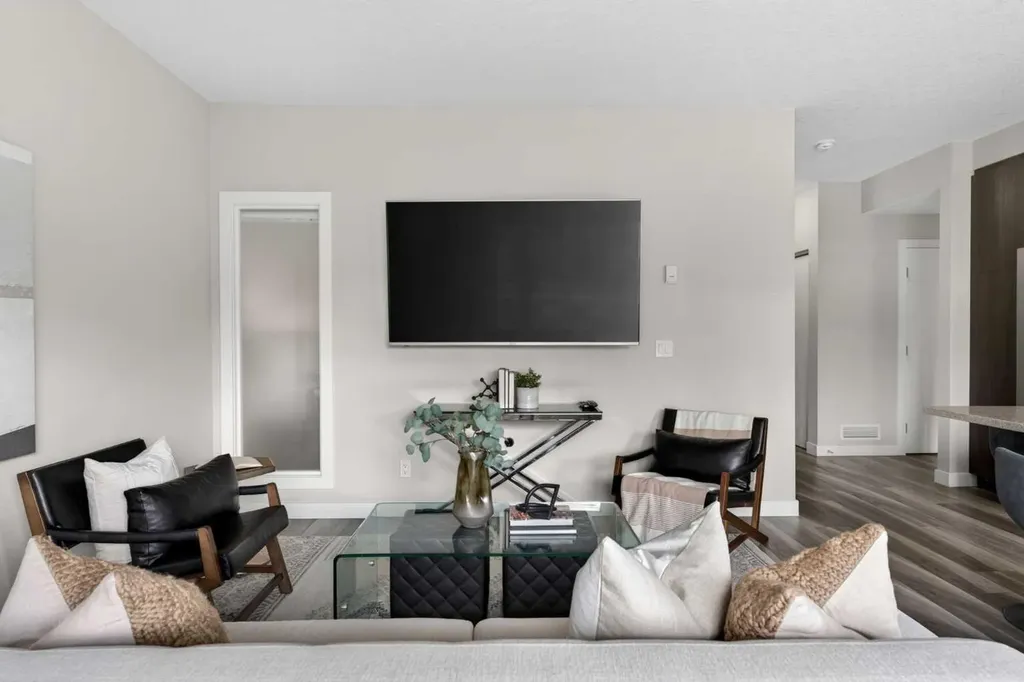 93 34 Avenue SW Calgary AB T2S 3H4