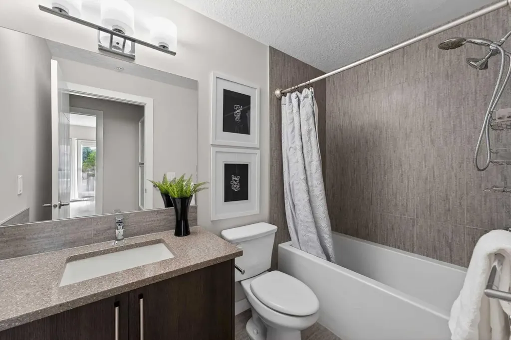 93 34 Avenue SW Calgary AB T2S 3H4