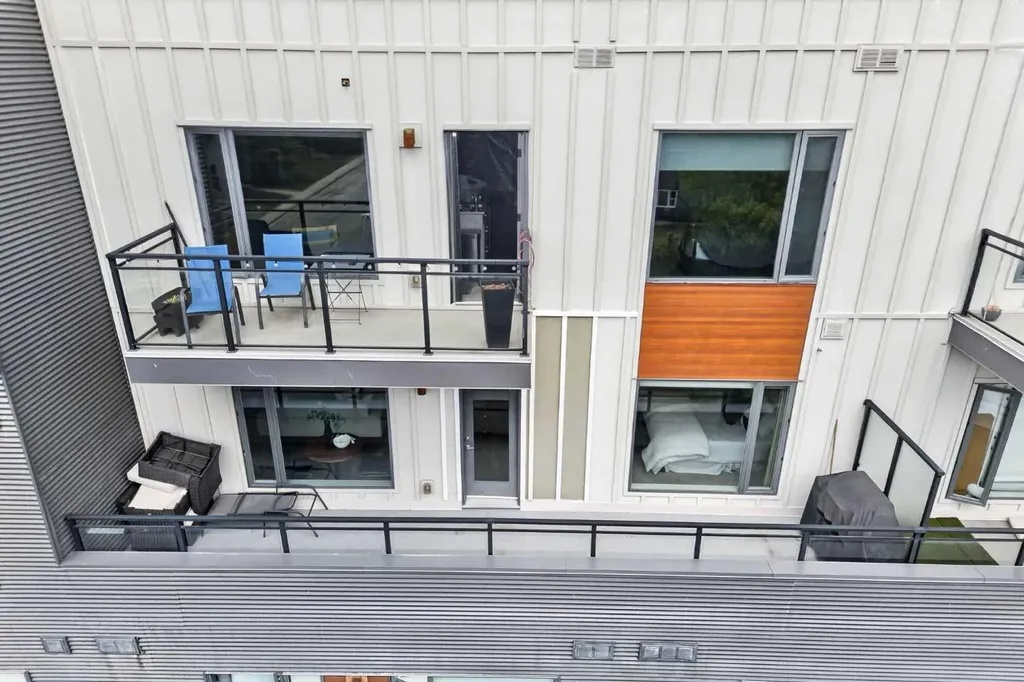 93 34 Avenue SW Calgary AB T2S 3H4