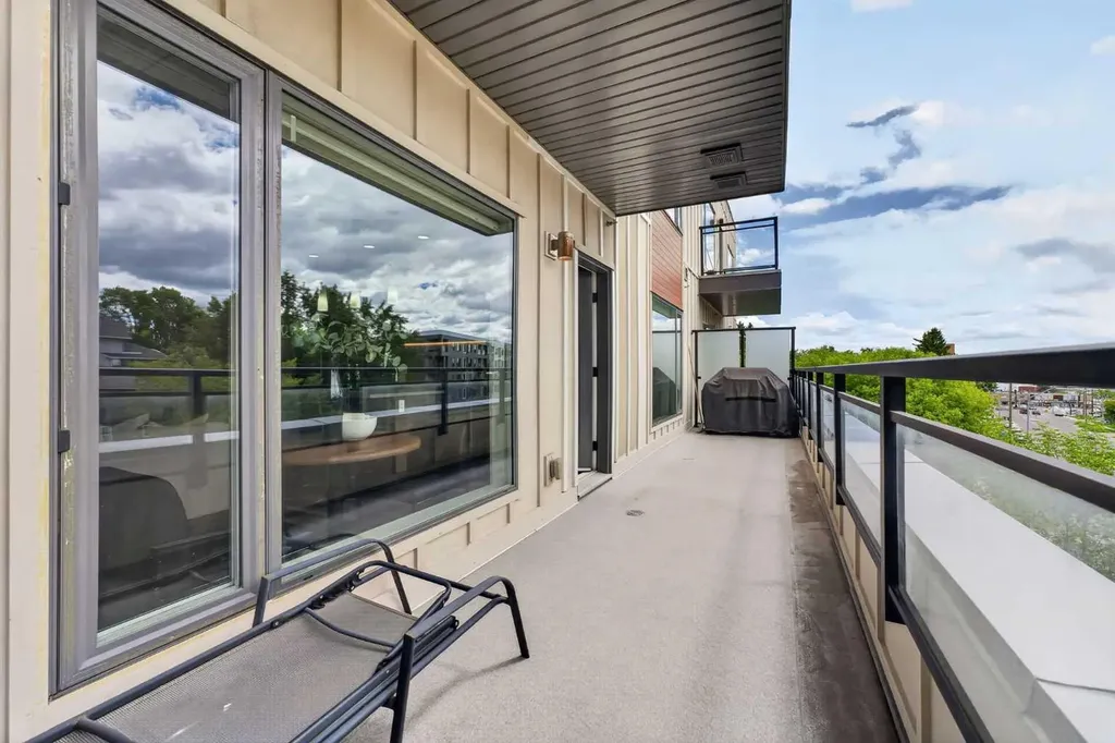 93 34 Avenue SW Calgary AB T2S 3H4